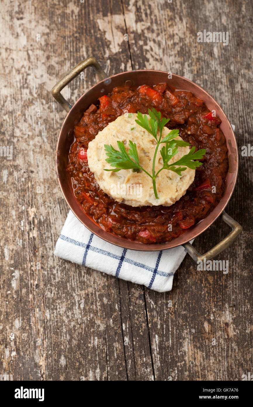 Gulasch mit Knödel auf einem Holzbrett Stockfoto