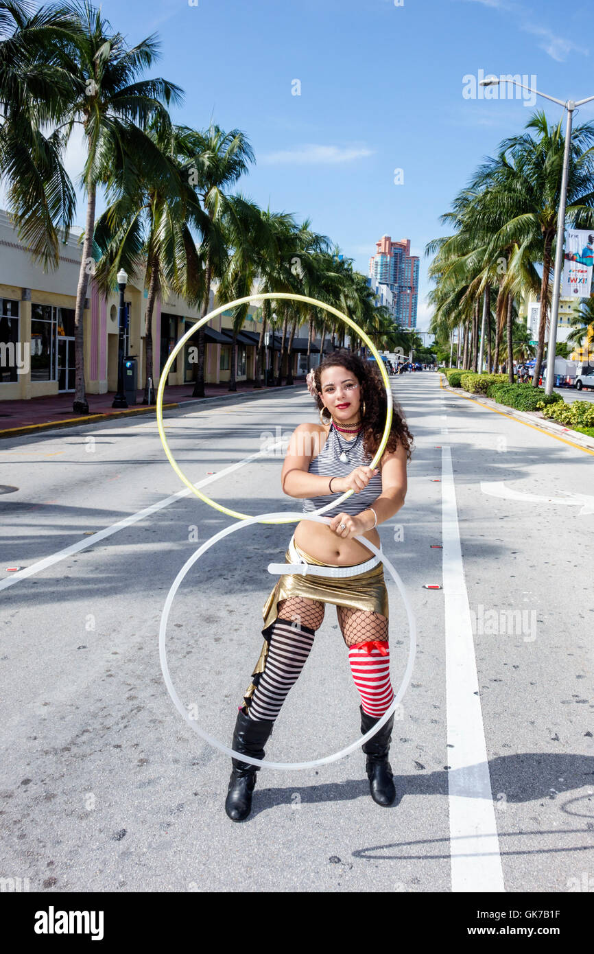 Miami Beach Florida, Washington Avenue, autofreie Fahrradtour, Straßenfest, Ciclovia, fördern, Hispanic Erwachsene, Frau weibliche Frauen, Straßenkünstler, ho Stockfoto