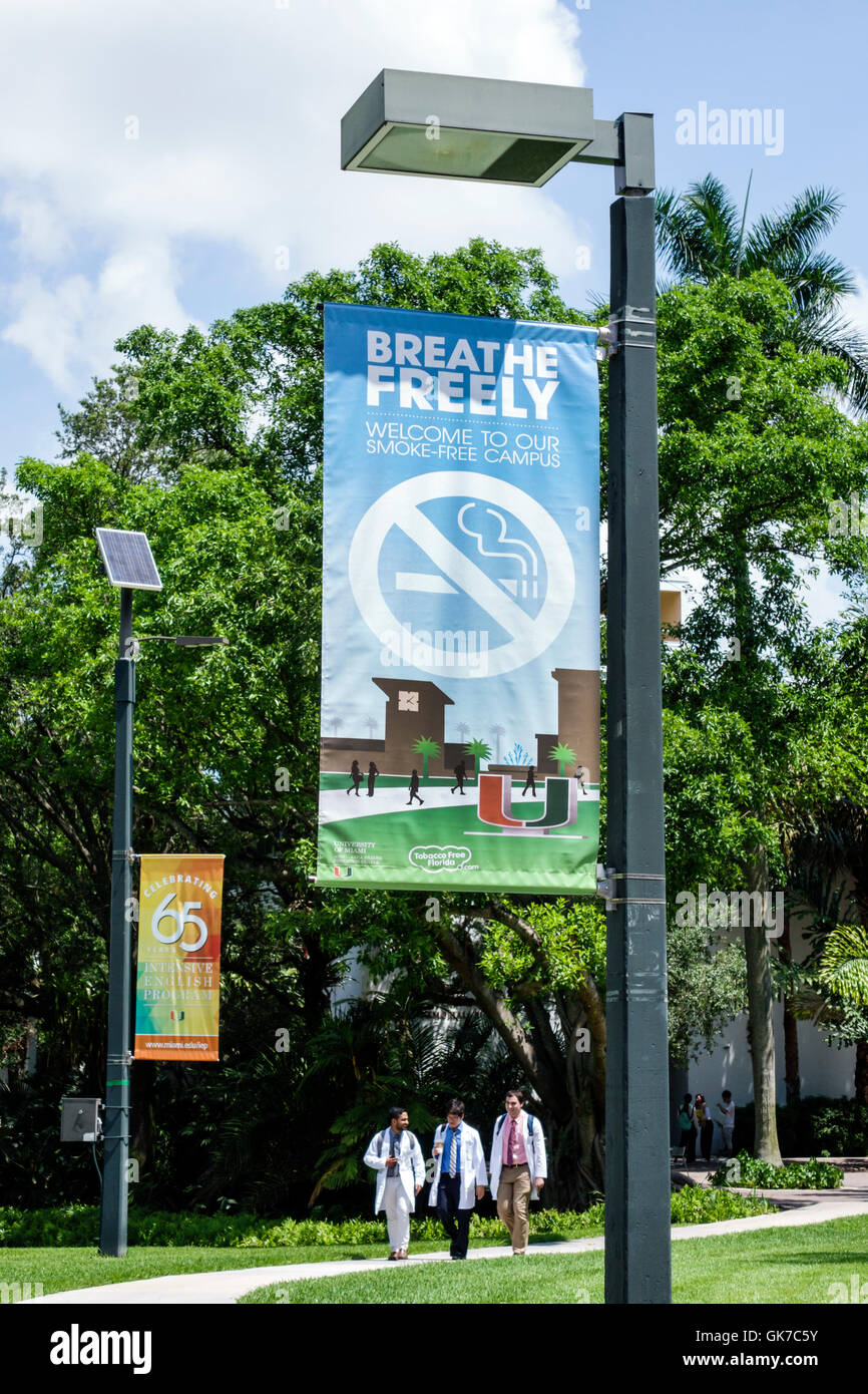 Miami Florida, Coral Gables, University of Miami, um, Hochschulbildung, Campus, Laufsteg, Erwachsene, Männer, Männer, Studenten, Laborkittel, Wandern, Laufweg, Stockfoto