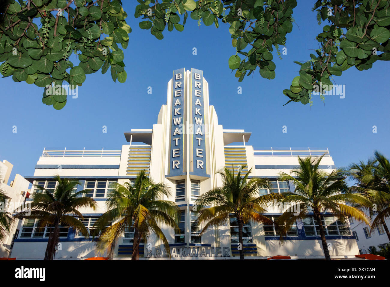 Miami Beach Florida, South Beach, Ocean Drive, tropische Deko, Breakwater Hotel, 1936, Fassade, Architektur, Anton Skislewicz, Beschilderung, Schild, Seegrape, Palmen, Baum, F Stockfoto