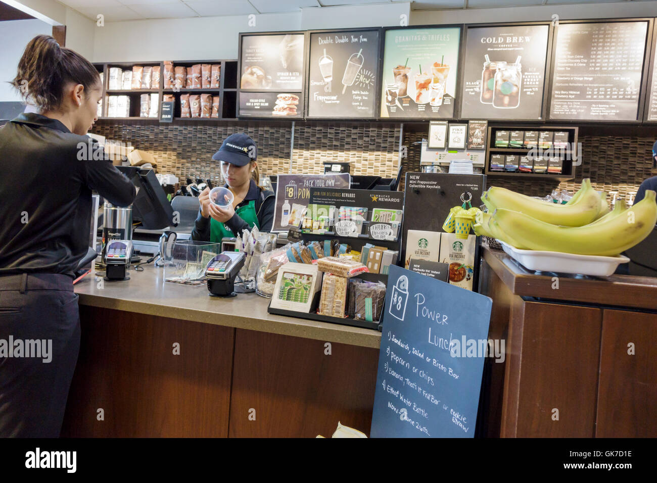 Miami Florida, Westchester, Starbucks Coffee, Unternehmen, Kaffeehaus, Café, Kette, Mitarbeiter, Kassierer, Job, Schreiben auf Tasse, Hispanic Latino ethnischen Einwanderer i Stockfoto