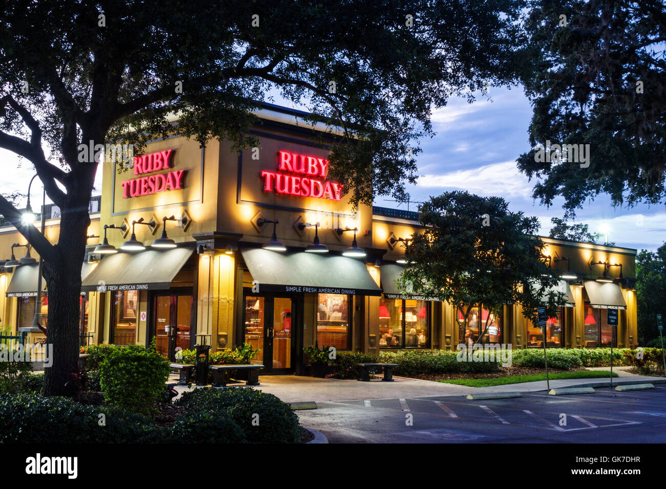 Florida Ellenton, Ruby Tuesday, Restaurantessen ungezwungenes Speisekettengebäude, Außeneingang, beleuchtetes Schild, Nachtparkplatz am Abend Stockfoto