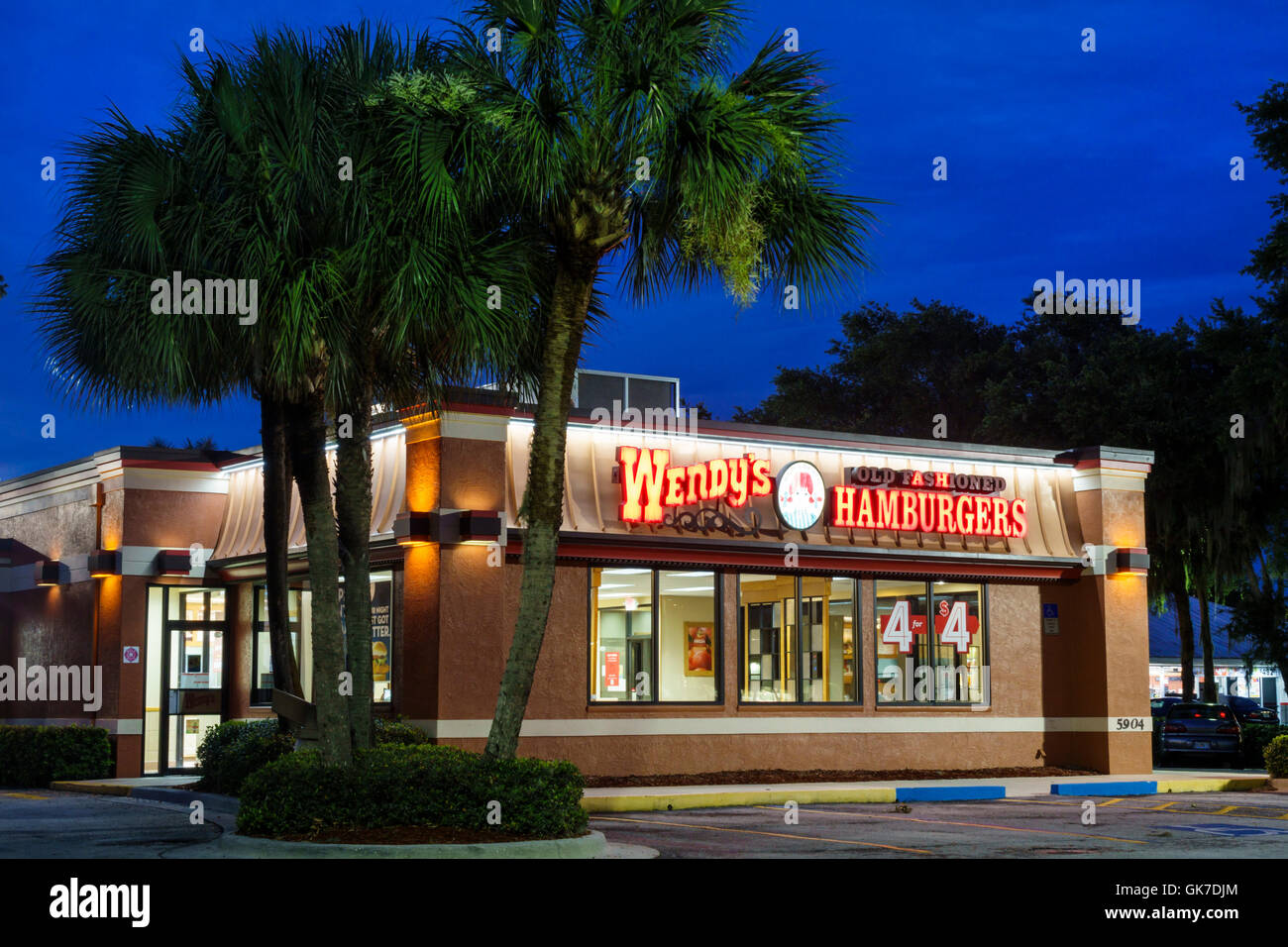 Florida Ellenton, Wendy's, Hamburger, Fast Food, Restaurants, Restaurants, Restaurants, Cafés, Kette, Gebäude, außen, beleuchtetes Schild, Branding, Dämmerung, speziell, Parkplätze, Stockfoto