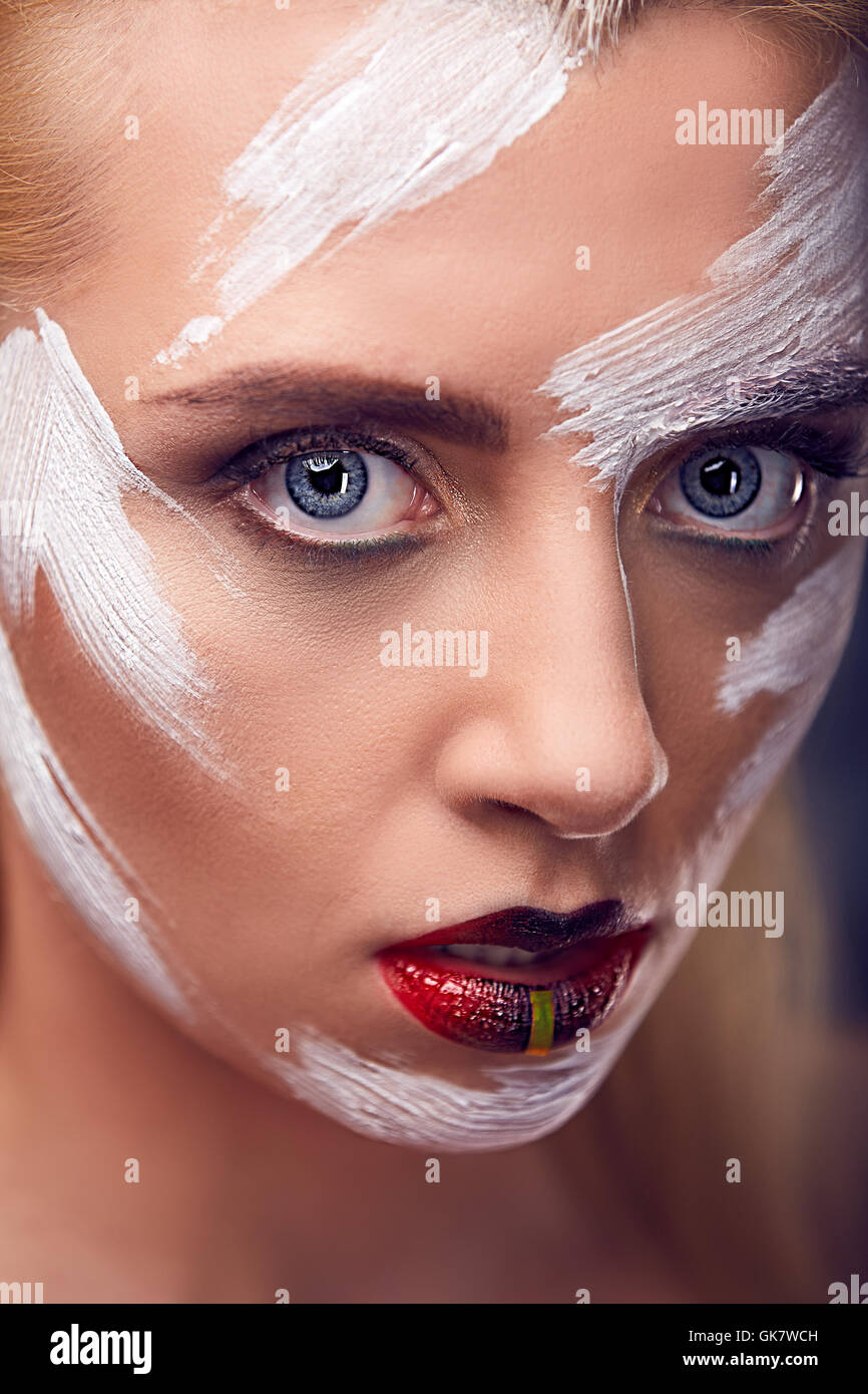 Ausdrucksstarken Blick des Mädchens mit einem hellen Kunst-Make up Stockfoto