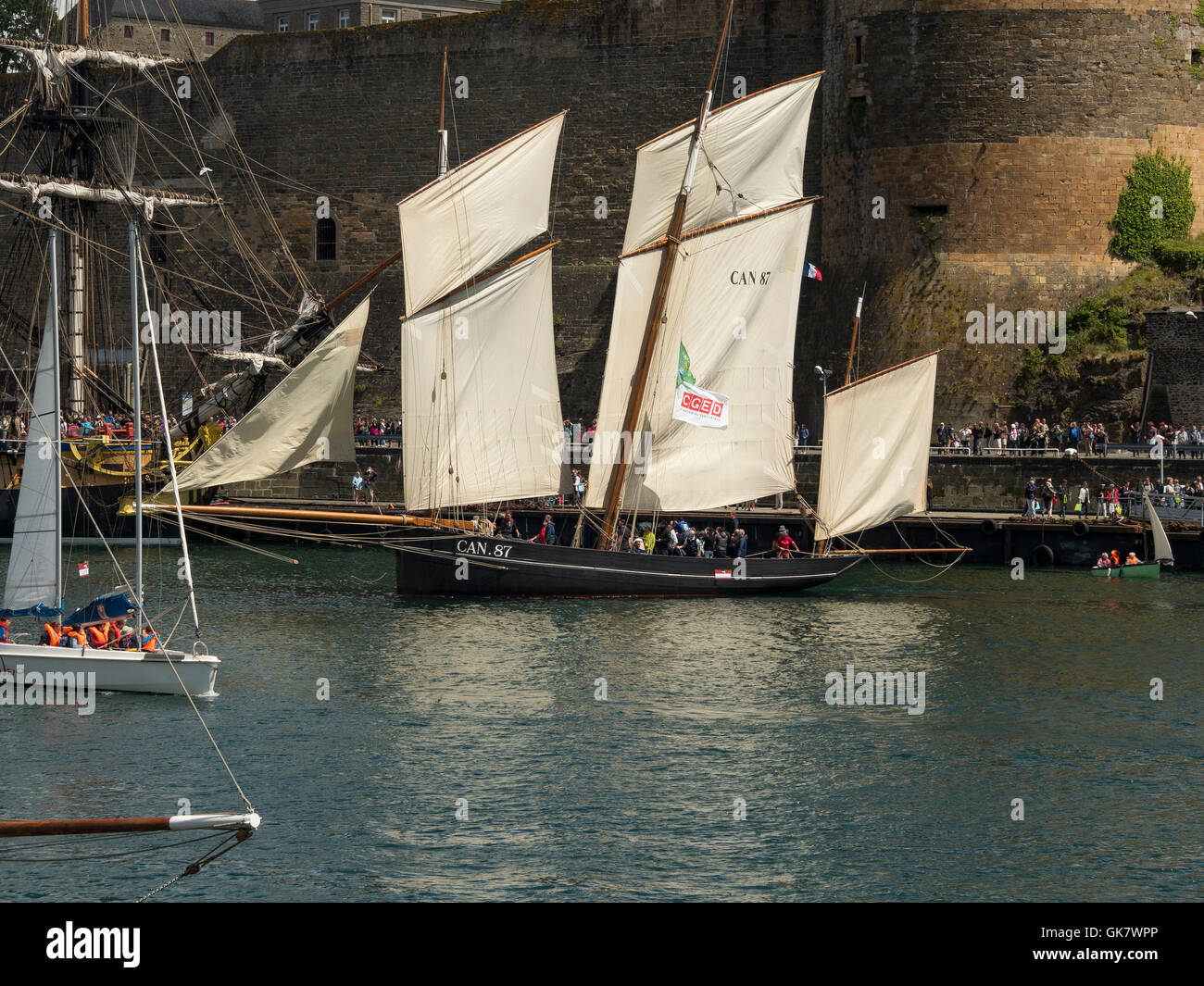 La Cancalaise, Bisquine, volle Segel, Segeln in La Penfeld, während die Brest International Maritime Festival 2016. Stockfoto