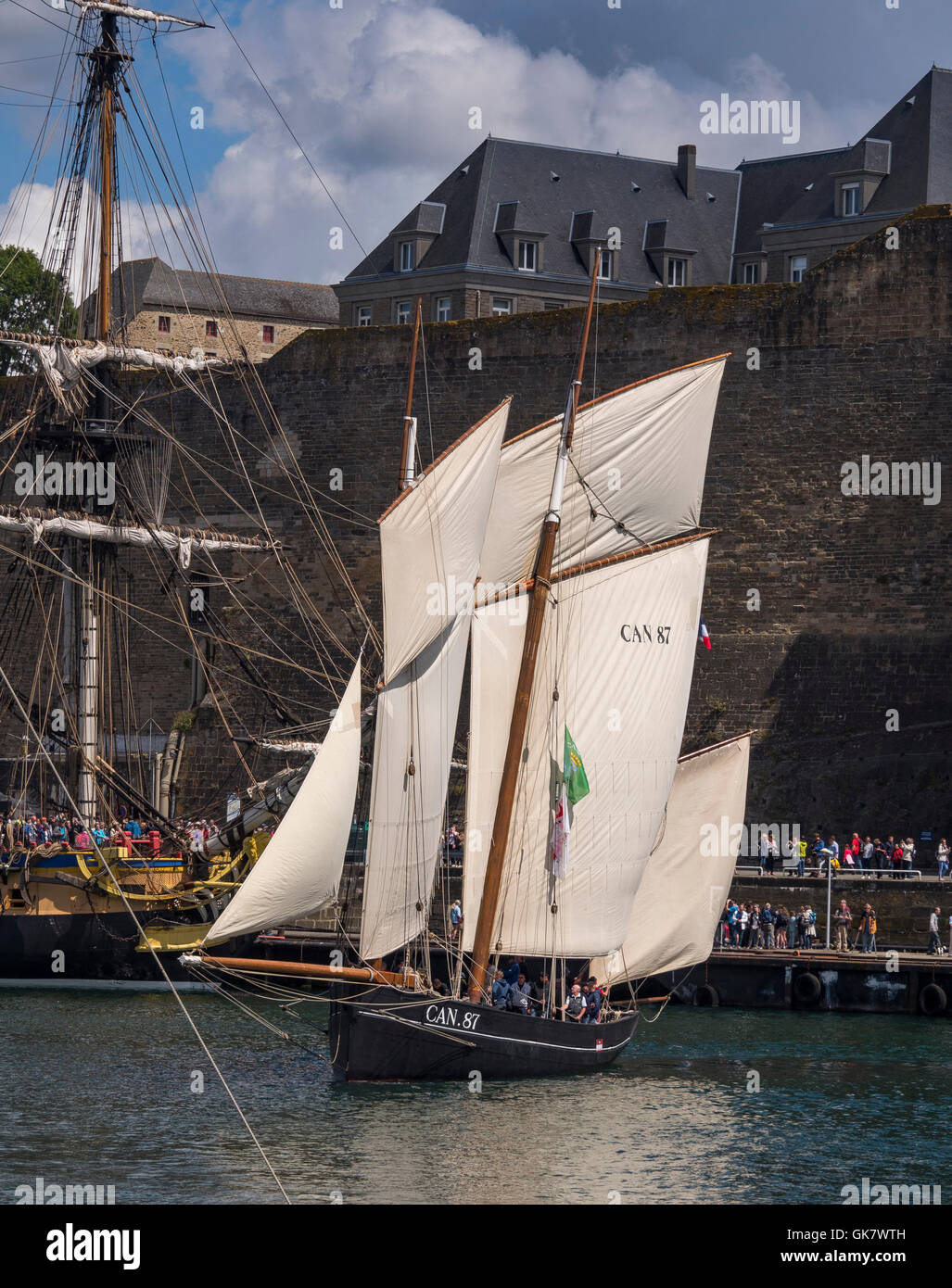 La Cancalaise, Bisquine, volle Segel, Segeln in La Penfeld, während die Brest International Maritime Festival 2016. Stockfoto
