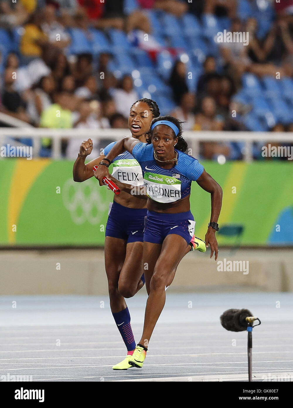 Rio De Janeiro, Brasilien. 18. August 2016. Allyson Felix (L) und englischen Gardner der Vereinigten Staaten Staffelstab während der Frauen 4X100m Staffel erneut an den Rio Olympischen Spielen 2016 in Rio De Janeiro, Brasilien, am 18. August 2016. Das Team USA avancierte zum Finale. Bildnachweis: Han Yan/Xinhua/Alamy Live-Nachrichten Stockfoto