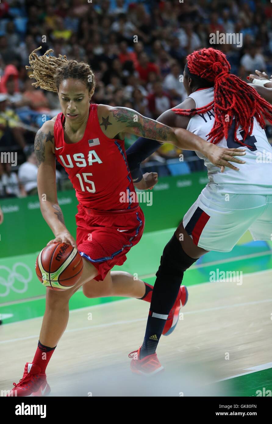 Rio De Janeiro, Brasilien. 18. August 2016. Brittney Griner (L) der Vereinigten Staaten von Amerika treibt den Ball während der Frauen Halbfinale der Basketball zwischen den Vereinigten Staaten von Amerika und Frankreich an den Rio Olympischen Spielen 2016 in Rio De Janeiro, Brasilien, am 18. August 2016. Die USA gewann 86-67. Bildnachweis: Meng Yongmin/Xinhua/Alamy Live-Nachrichten Stockfoto