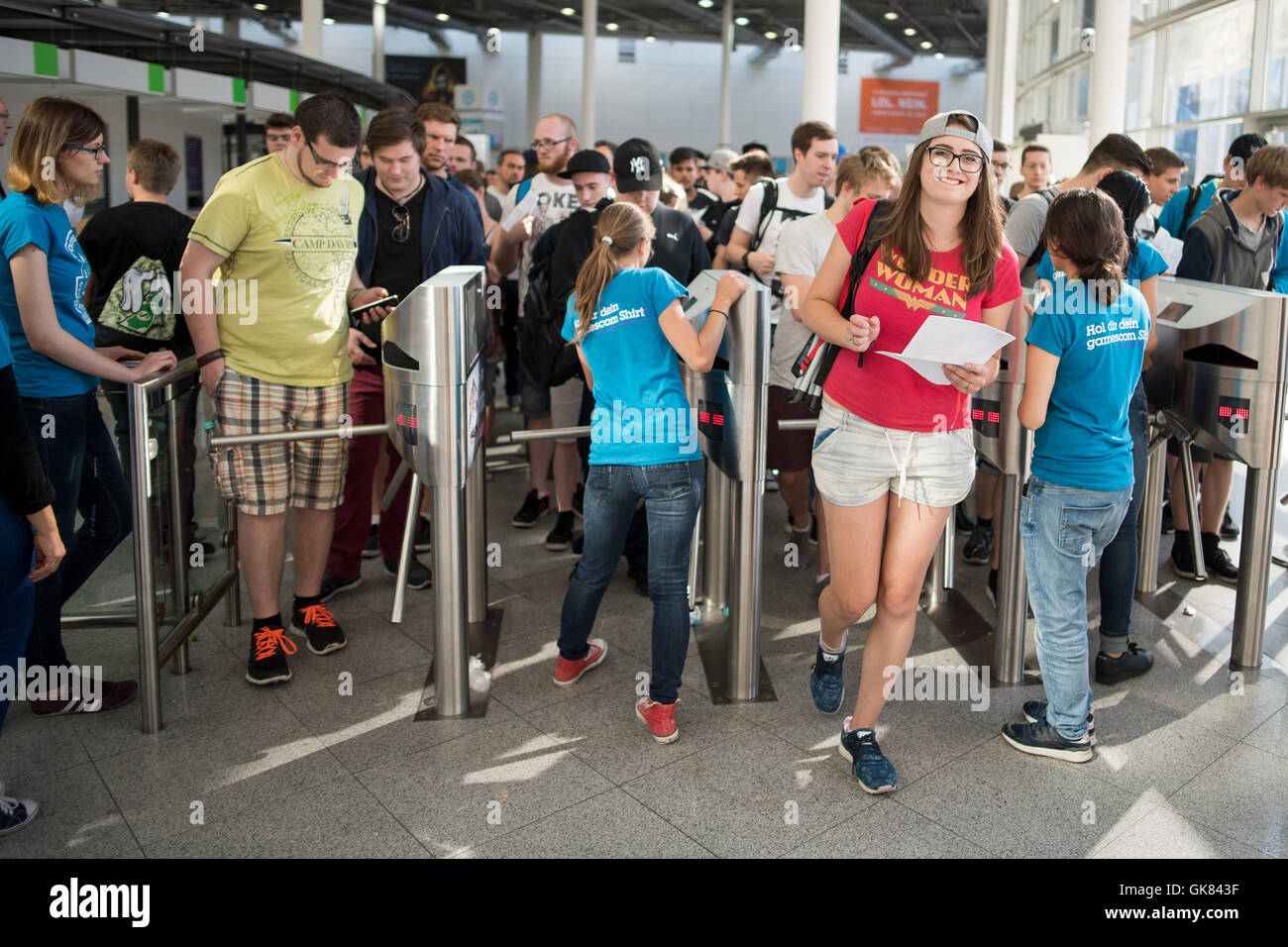 Köln, Deutschland. 18. August 2016. Besucher am Eingang zur Gamescom Gaming-Convention in Köln, Deutschland, 18. August 2016. Die Gamescom Gaming Convention läuft vom 17. bis 21. August 2016. Foto: MARIUS BECKER/DPA/Alamy Live-Nachrichten Stockfoto