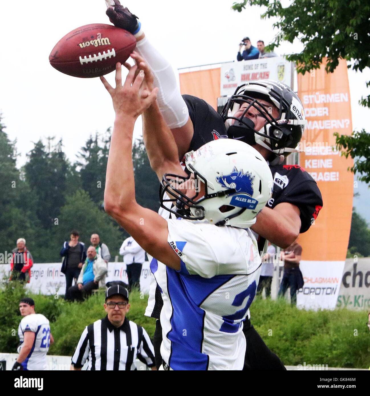 Kirchdorf, Deutschland. 11. Juni 2016. von Links. Deutsche Fußball-Liga II. Kirchdorf Wildcats Vs Ravensburg Razorbacks,.11.06.16, Kirchdorf, Dante-Stadion. Bankverbindung: Deutsche Bank München. IBAN. DE60 3807 0724 0125 4556 00.BIC. DEUTDEDBXXX. Wolfgang Fehrmann, Max-Kolmsperger-Str. 19.81735 MÃ¼nchen, Tel 0049 0176 9769 2444. © Wolfgang Fehrmann/ZUMA Draht/Alamy Live-Nachrichten Stockfoto