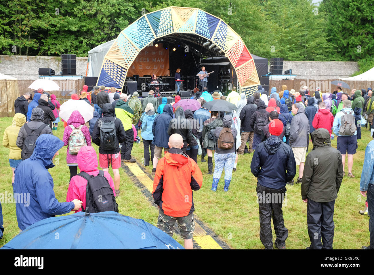 Grüner Mann Festival, Wales, UK August 2016. Regen fällt am 2. Tag des grünen Mannes Music Festival am Crickhowell, Powys - Fans genießen die live-Musik an der Wand Garten-Bühne. Mehr als 25.000 Musikfans werden voraussichtlich über das Wochenende zu besuchen. Kann / Alamy Live News Stockfoto