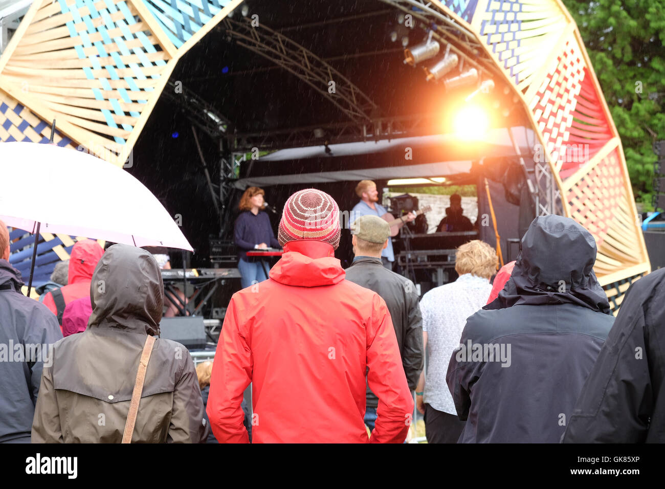 Grüner Mann Festival, Wales, UK August 2016. Regen fällt am Tag2 des Green Man Music Festival am Crickhowell, Powys - Fans hören Sie live-Musik an der Wand Garten-Bühne. Mehr als 25.000 Musikfans werden voraussichtlich über das Wochenende zu besuchen. Stockfoto