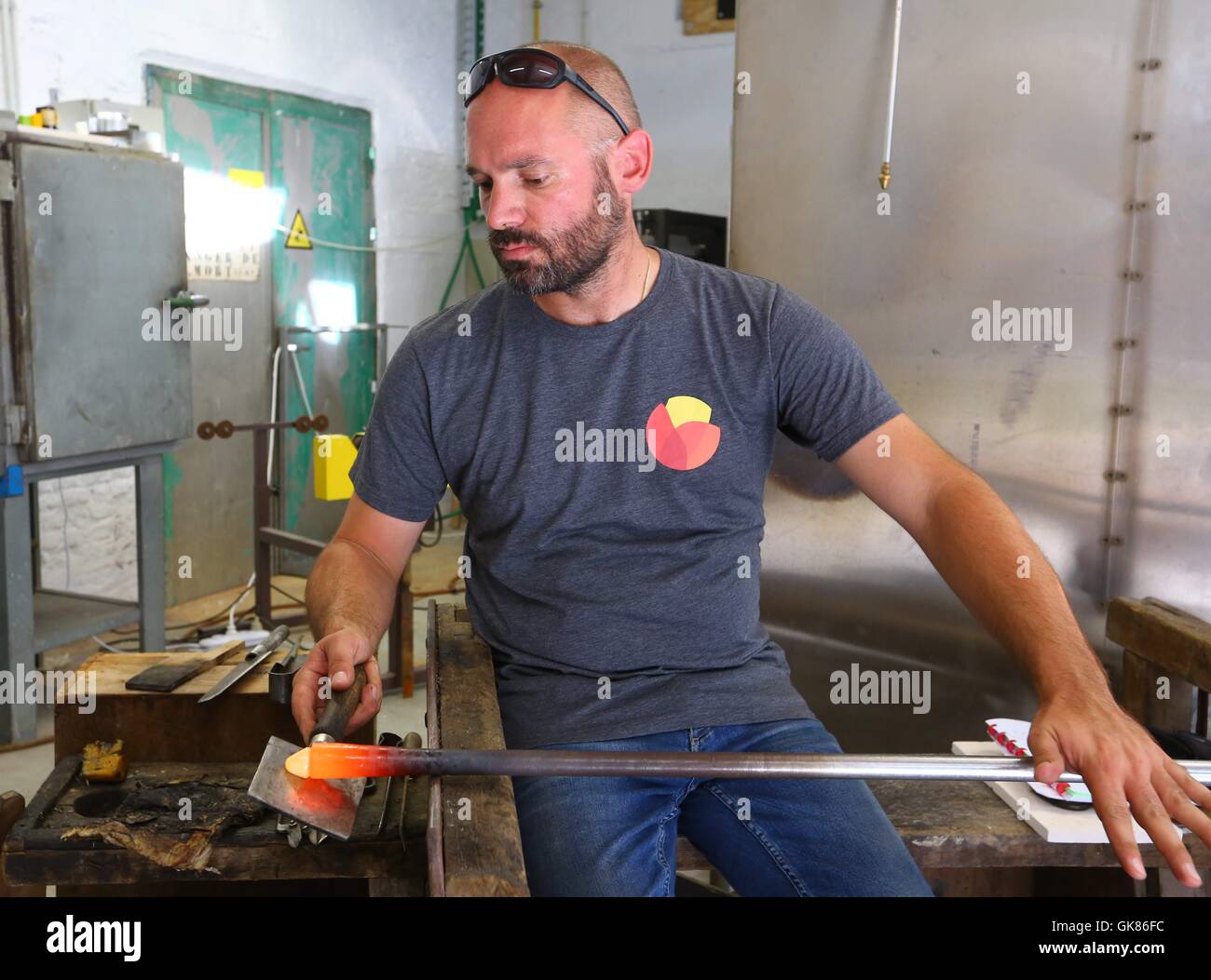 Lüttich. 17. August 2016. Foto aufgenommen am 17. August 2016 zeigt ein Handwerker, so dass ein Kristall-Produkt im Val Saint Lambert Kristallmuseum in der Provinz Lüttich, Belgien. © Gong Bing/Xinhua/Alamy Live-Nachrichten Stockfoto