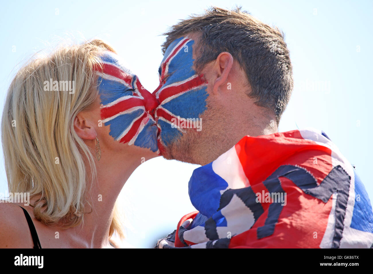 Rio De Janeiro, Brasilien. 19. August 2016. Britisches Paar mit Union Jack zu Gesicht, wenn sie küssen, Unterstützung der britische Fahrer Nick Skelton und Ben Maher im Reitsport Springreiten-Finale in Rio De Janeiro, Brasilien-Credit,: PictureScotland/Alamy Live News Stockfoto