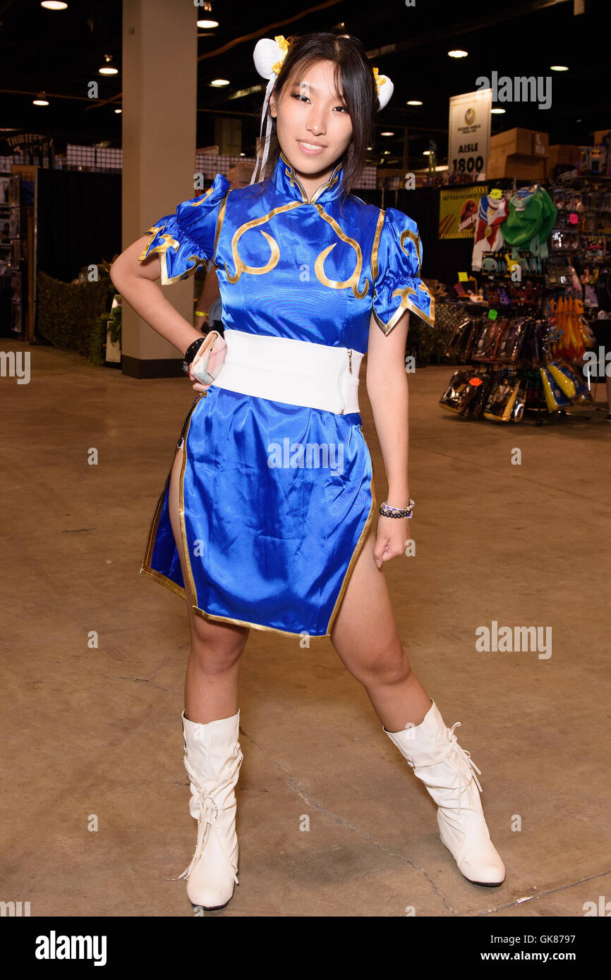 Chicago, Illinois, USA. 18. August 2016. Ein Cosplayer verkleidet als Chun-Li aus der Spielserie "Street Fighter" besucht der Wizard World Chicago Comic Con im Donald E. Stephens Convention Center in Rosemont, Illinois. Bildnachweis: Daniel Boczarski/Alamy Live-Nachrichten Stockfoto