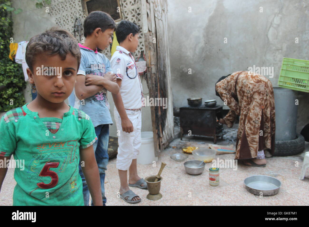 Aleppo, Syrien. 19. August 2016. Diese Kinder haben ihren Vater verloren, Bombardierung und ihre Mutter blieb miserabel und Kochen sie Speisen brennen, Pappe und Kunststoff © Basem Ayoubi/ImagesLive/ZUMA Draht/Alamy Live News Stockfoto