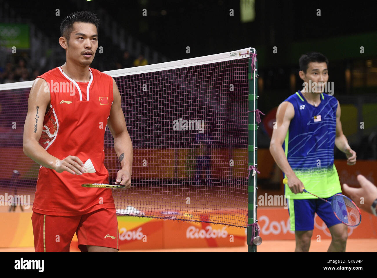 Rio De Janeiro, Brasilien. 19. August 2016. Chinas Lin Dan (L) konkurriert in der Herren Einzel Badminton Halbfinale gegen Malaysias Lee Chong Wei an den Rio Olympischen Spielen 2016 in Rio De Janeiro, Brasilien, am 19. August 2016. Lee Chong Wei schlagen Lin Dan mit 2:1. Bildnachweis: Wang Peng/Xinhua/Alamy Live-Nachrichten Stockfoto