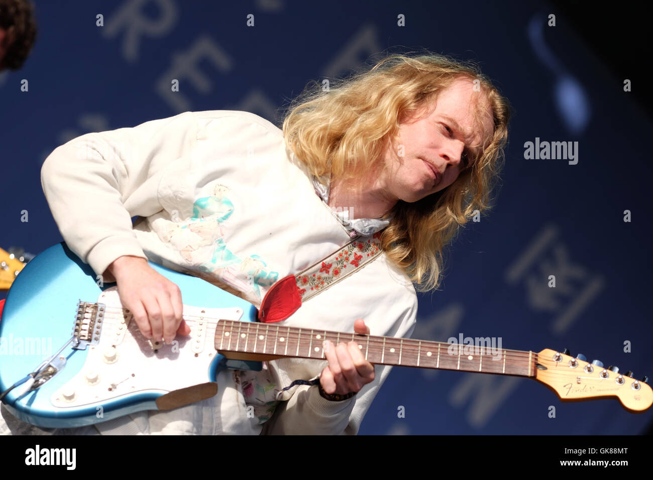 Grüner Mann Festival, Wales, UK August 2016. Connan Mockasin tritt auf die Bergetappe auf dem Green-Mann-Festival. Ursprünglich aus Neuseeland spielt er psychedelischen Pop.  Mehr als 25.000 Musikfans werden voraussichtlich über das Wochenende zu besuchen. Stockfoto