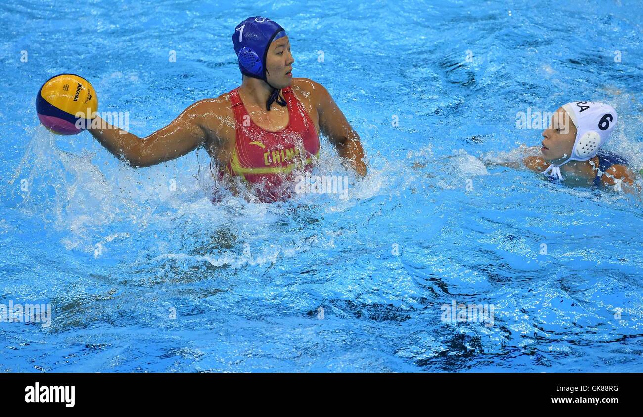 Rio De Janeiro, Brasilien. 19. August 2016. Chinas Song Donglun (L) tritt während der Frauen Klassifizierung 7. / 8. Platz passen Wasserball gegen Brasilien an den Rio Olympischen Spielen 2016 in Rio De Janeiro, Brasilien, am 19. August 2016. China hat Brasilien mit 10:5. Bildnachweis: Wang Haofei/Xinhua/Alamy Live-Nachrichten Stockfoto