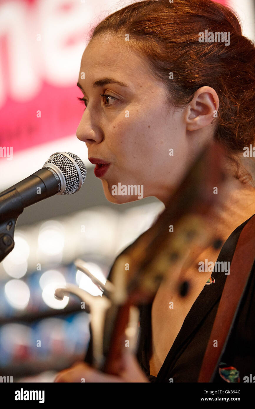 Belfast, Nordirland, Vereinigtes Königreich. 19. August 2016. Lisa Hannigan führt ein Akustik-Set und unterschreibt Kopien ihres neuen Albums "Schwimmen", HMV Belfast, 19. August 2016 Credit: Radharc Bilder/Alamy Live News Stockfoto