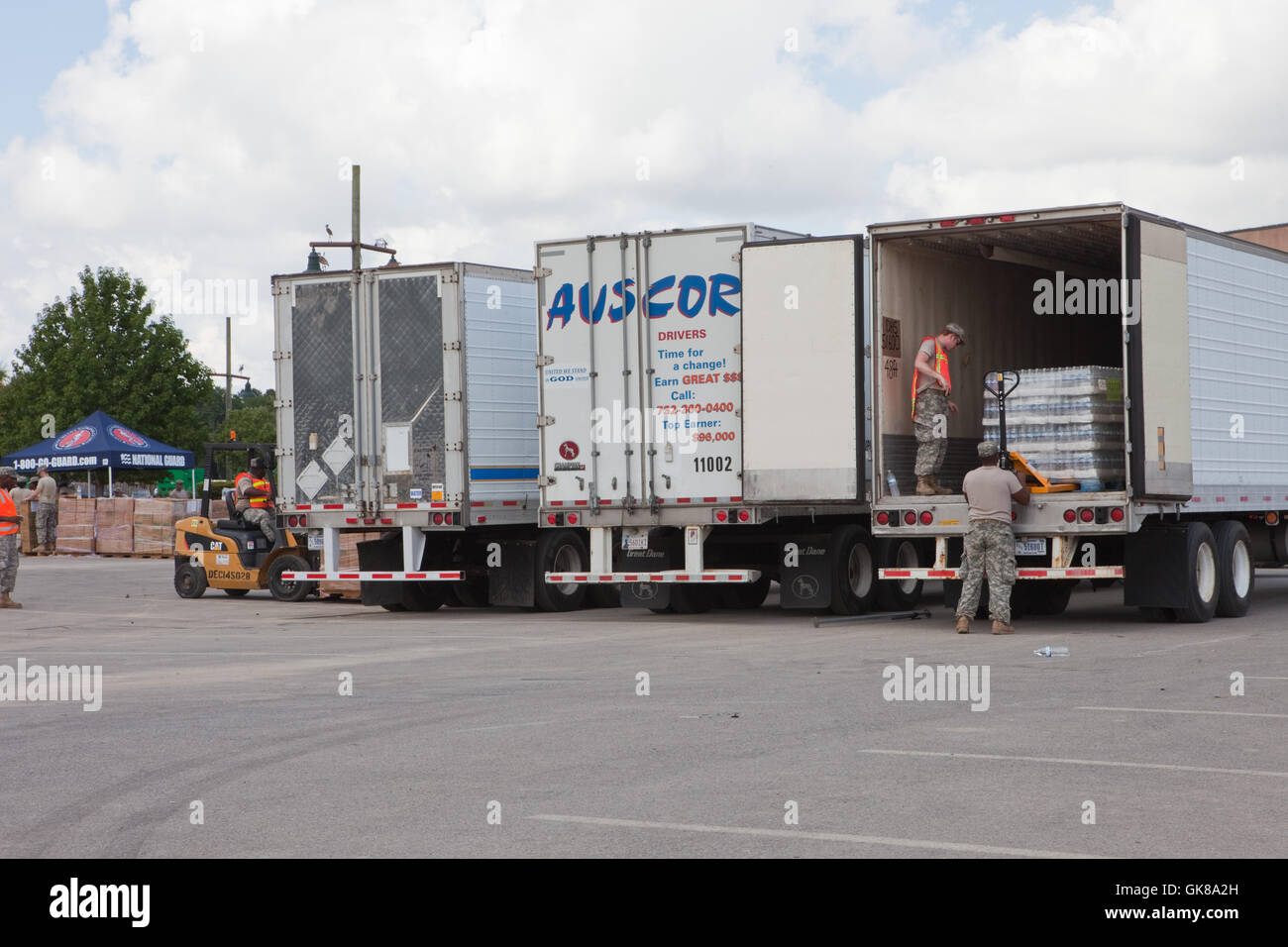 Denham Springs, Louisiana, USA. 19. August 2016. Louisiana Nationalgarde im Bass Pro Shop in Denham Springs, LA entladen Kästen Wasser von einem DHS (Department of Homeland Security) LKW für die Anwohner, die alles, während die Rekord verloren-Überschwemmungen und Verwüstungen. Bildnachweis: Robin Lorenson/Alamy Live-Nachrichten Stockfoto