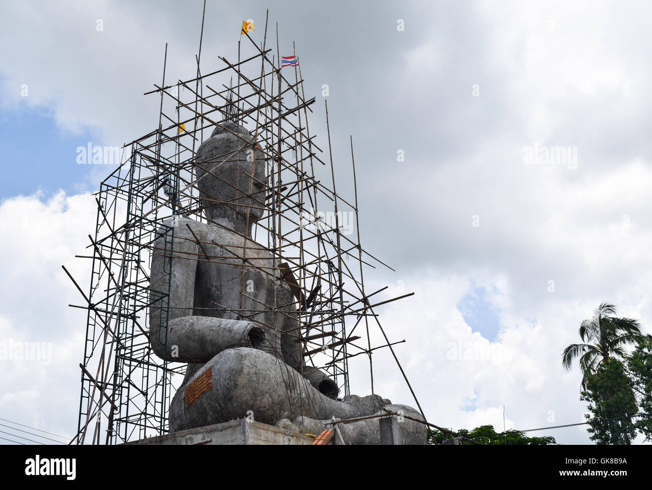 Buddha-Statue mit Bau im thailändischen Tempel Stockfoto