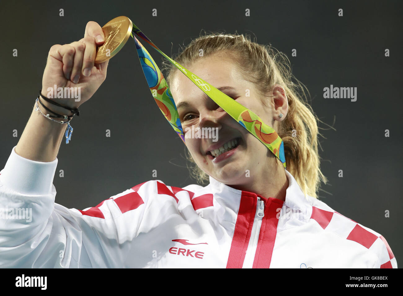 Rio De Janeiro, Brasilien. 19. August 2016. Goldmedaillengewinner Kroatiens Sara Kolak besucht die Preisverleihung für die Frauen Speer werfen Finale der Leichtathletik bei den Rio Olympischen Spielen 2016 in Rio De Janeiro, Brasilien, am 19. August 2016. Bildnachweis: Ren Zhenglai/Xinhua/Alamy Live-Nachrichten Stockfoto