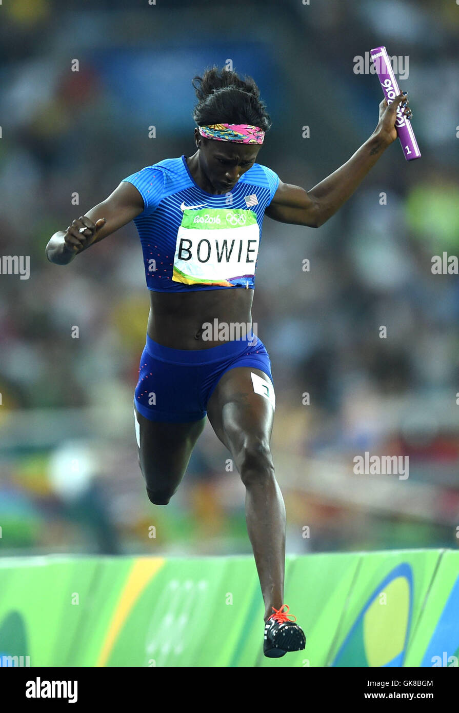 Rio De Janeiro, Brasilien. 19. August 2016. Tori Bowie der Vereinigten Staaten von Amerika überquert die Ziellinie der Frauen 4 x 100m Staffel Finale der Leichtathletik bei den Rio Olympischen Spielen 2016 in Rio De Janeiro, Brasilien, 19. August 2016. Die Vereinigten Staaten von Amerika gewann die Goldmedaille. Bildnachweis: Yue Yuewei/Xinhua/Alamy Live-Nachrichten Stockfoto