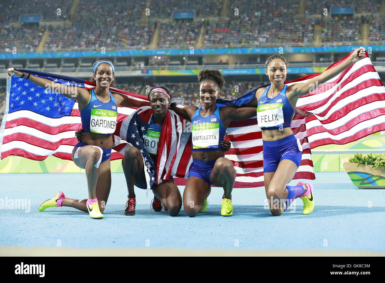 Rio De Janeiro, Brasilien. 19. August 2016. Englische Gardner, Tori Bowie, Tianna Bartoletta und Allyson Felix (L-R) der Vereinigten Staaten von Amerika zu feiern nach der Frauen 4x100m Staffel Finale der Leichtathletik bei den Rio Olympischen Spielen 2016 in Rio De Janeiro, Brasilien, am 19. August 2016. Das US-Team gewann die Goldmedaille. Bildnachweis: Ren Zhenglai/Xinhua/Alamy Live-Nachrichten Stockfoto