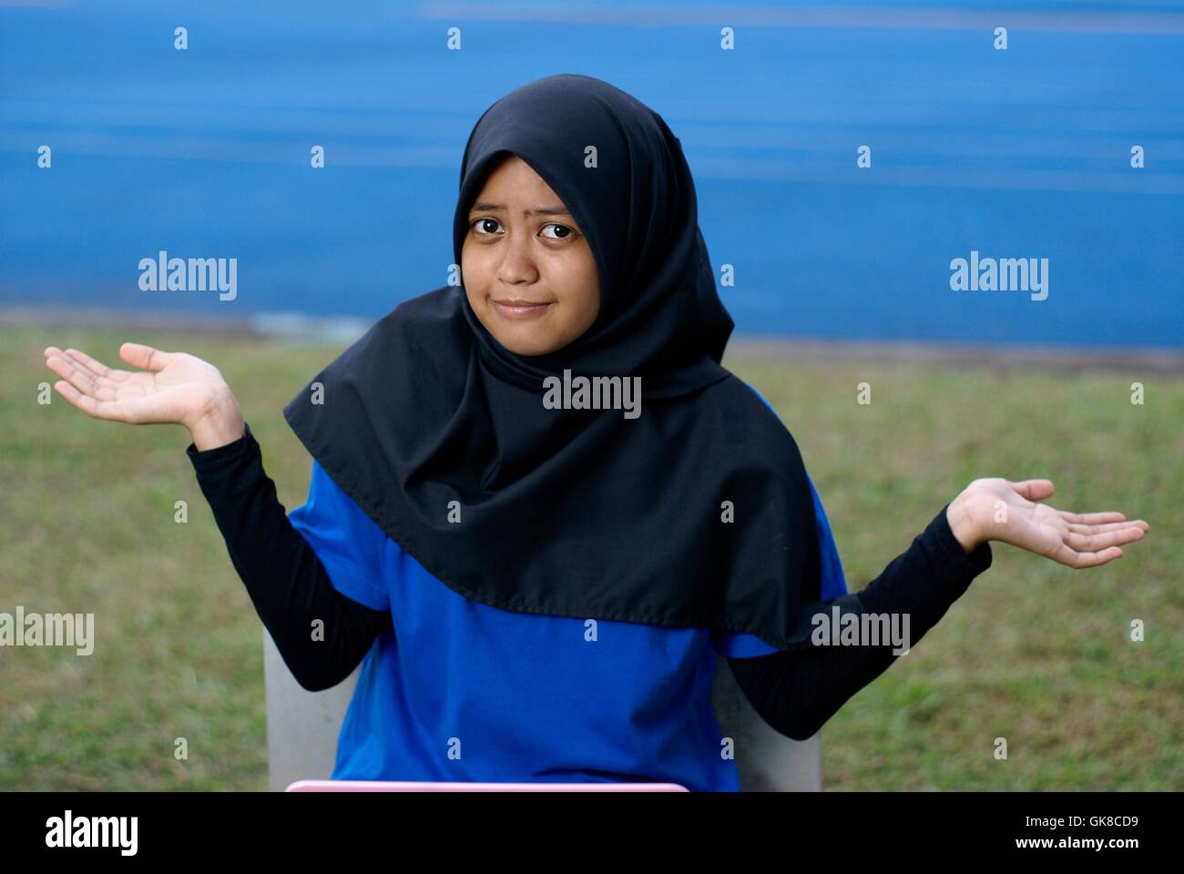 Muslimische Asiatin mit erstaunten Blick Stockfoto