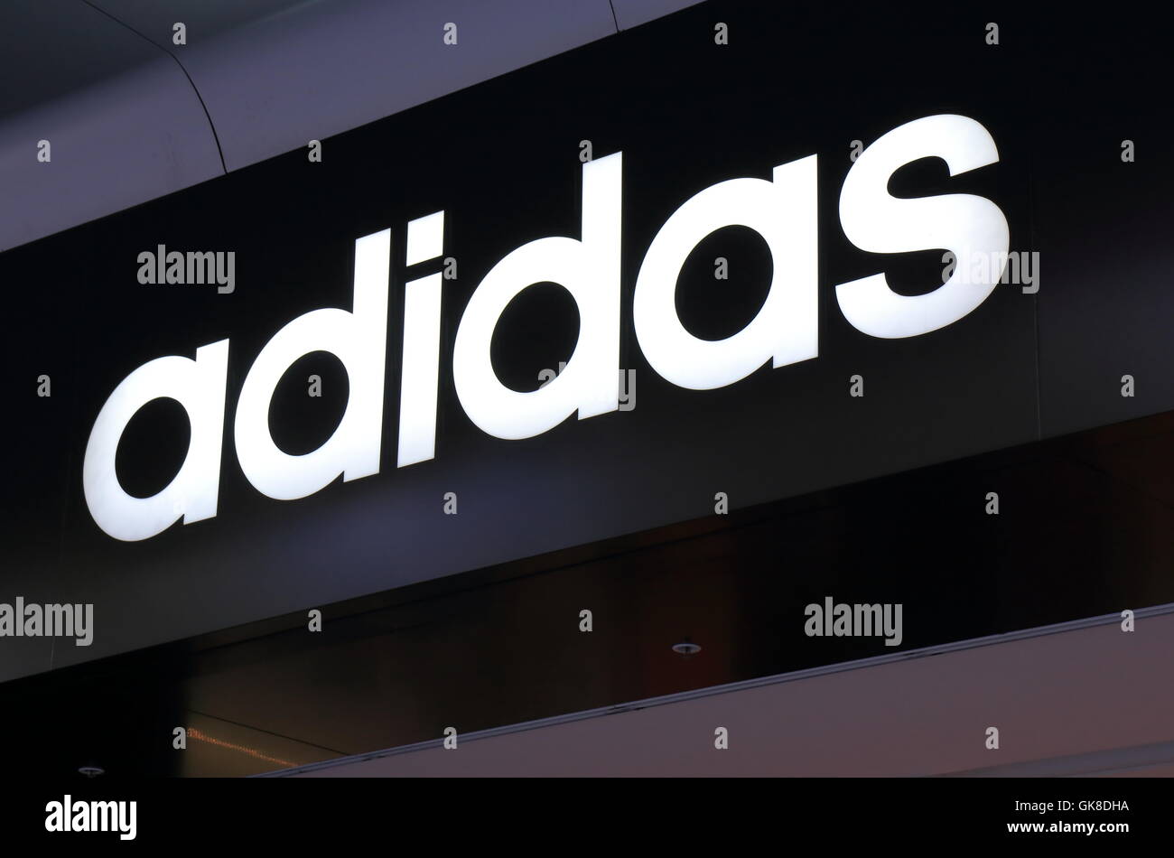 Logo von Adidas, Deutsche multinationale Unternehmen, das entwickelt und fertigt Sportbekleidung und Accessoires. Stockfoto