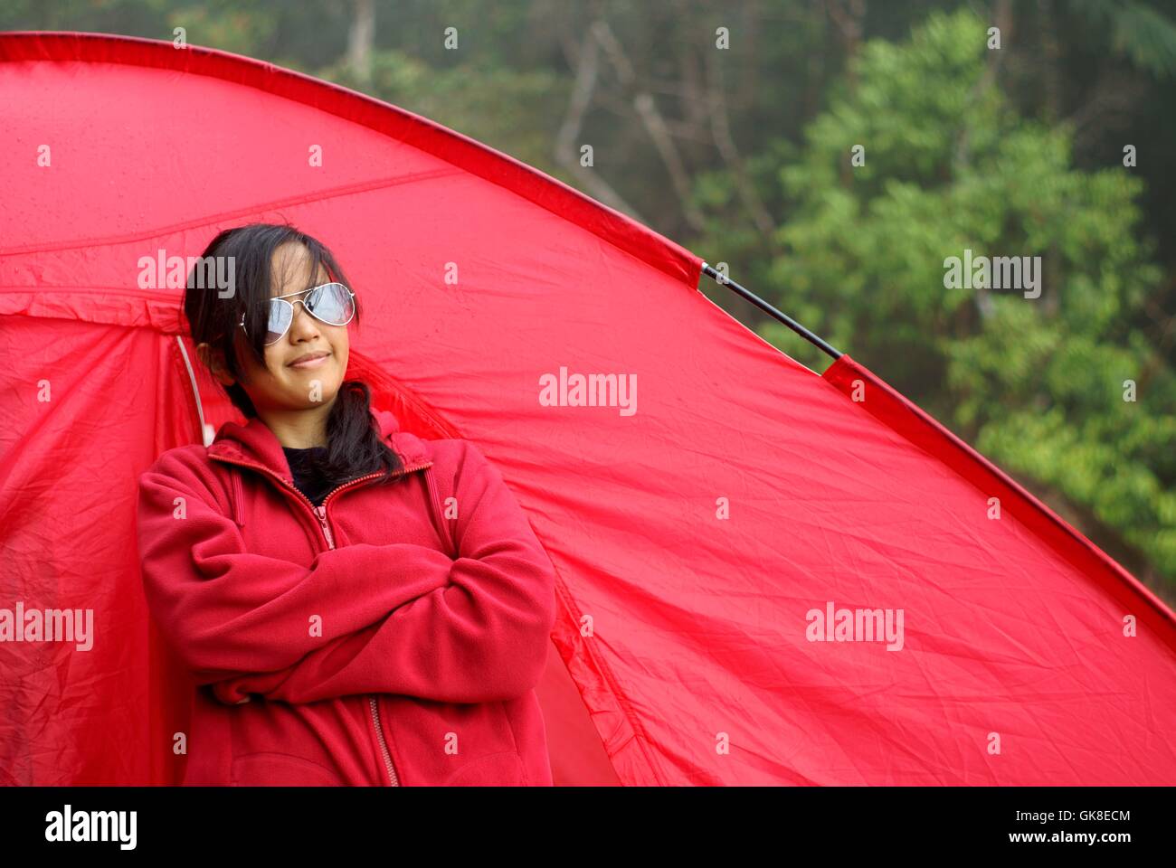 Malaiische Teen Asiatin neben rote Zelt im freien Stockfoto