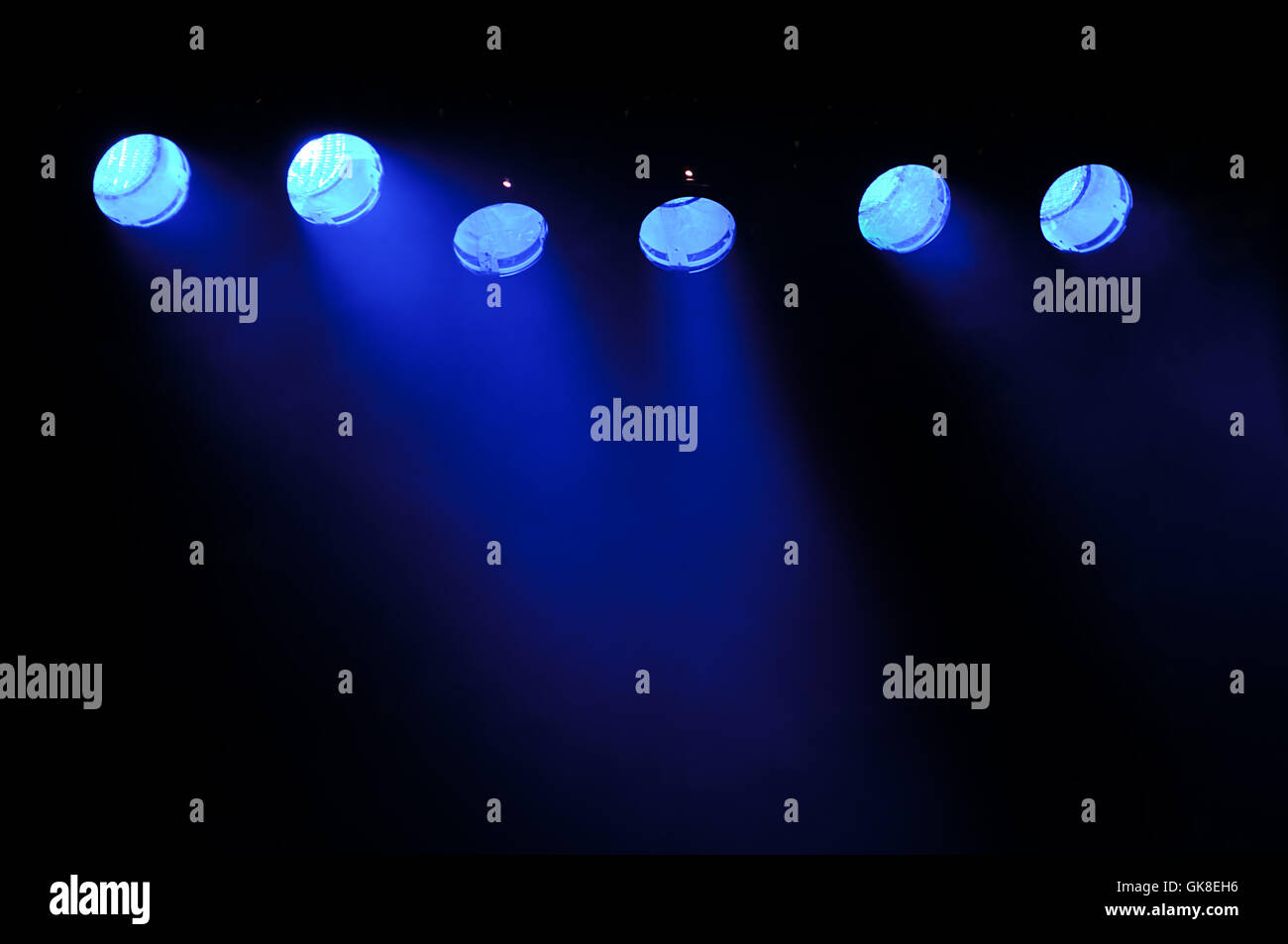 Blaue Scheinwerfer und Rauch Stockfoto