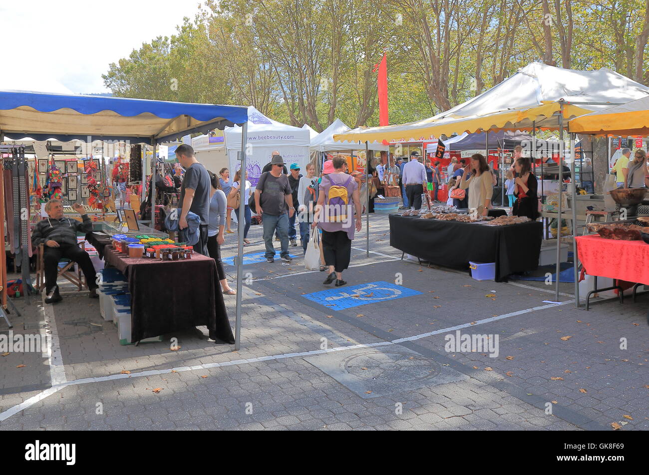 Menschen-Shop im Salamanca Market in Hobart Tasmanien Australien. Stockfoto