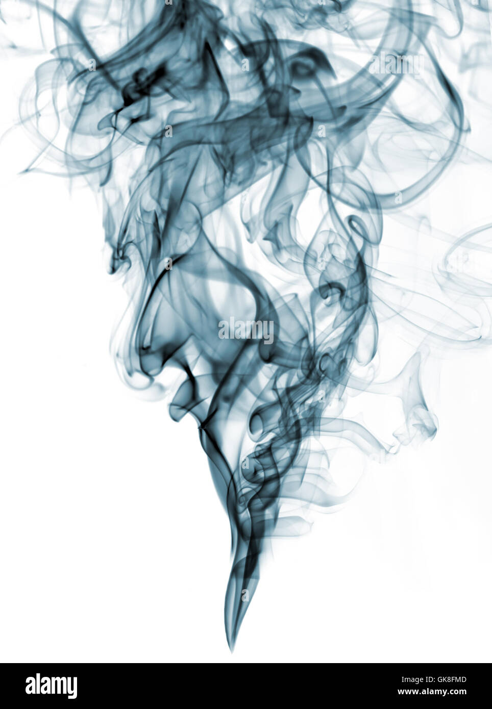 blaue Farbe Rauch aus weißem Hintergrund Stockfoto