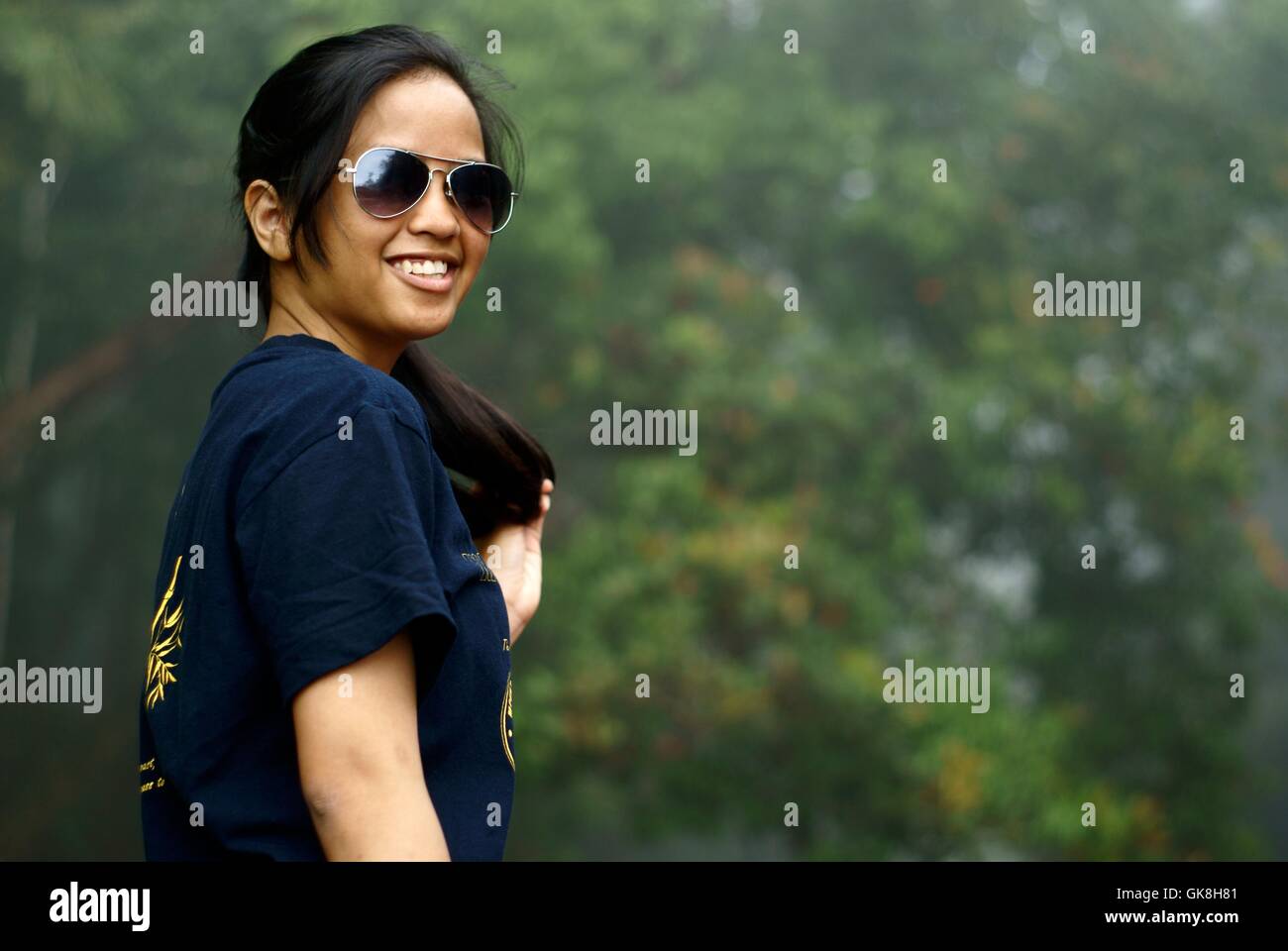 Gerne asiatische malaiischen Teen Frau mit Sonnenbrille im freien Stockfoto