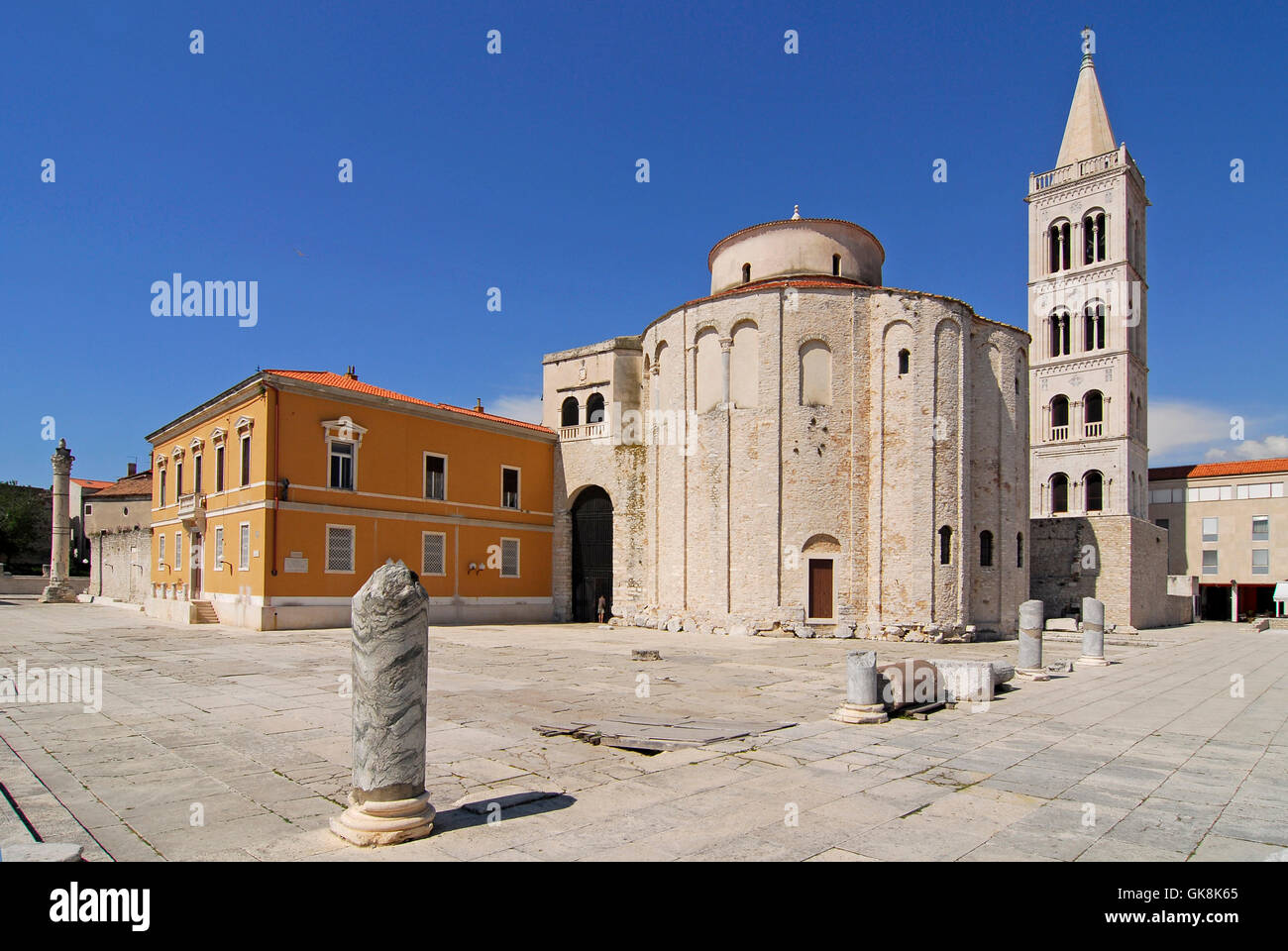 Forum romanum mit Kirche Sveti Donat und Dom Stockfoto
