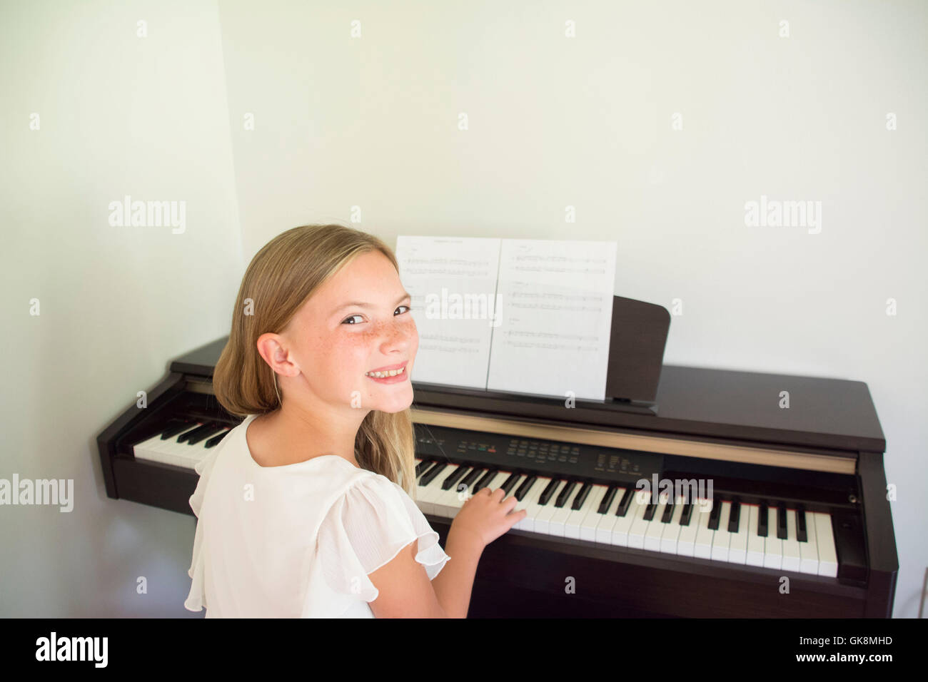 Mädchen spielt Klavier Stockfoto