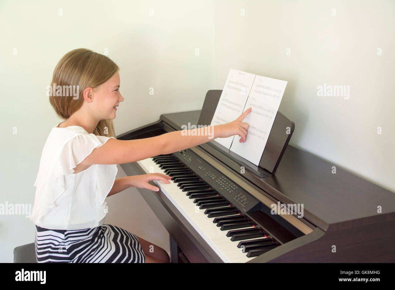 Mädchen spielt Klavier Stockfoto