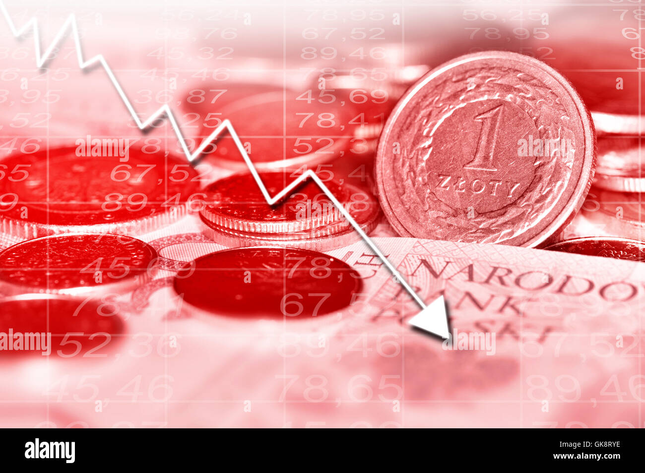 Pfeil graph hinunter und polnische Währung im Hintergrund. alles in rot. Stockfoto
