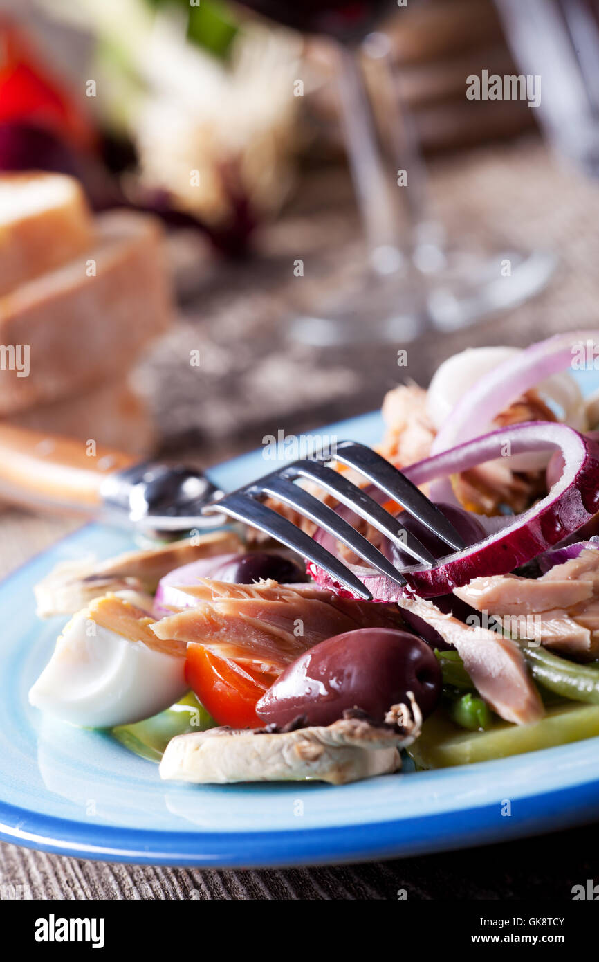 französischer Salat Nicoise auf einem Teller Stockfoto