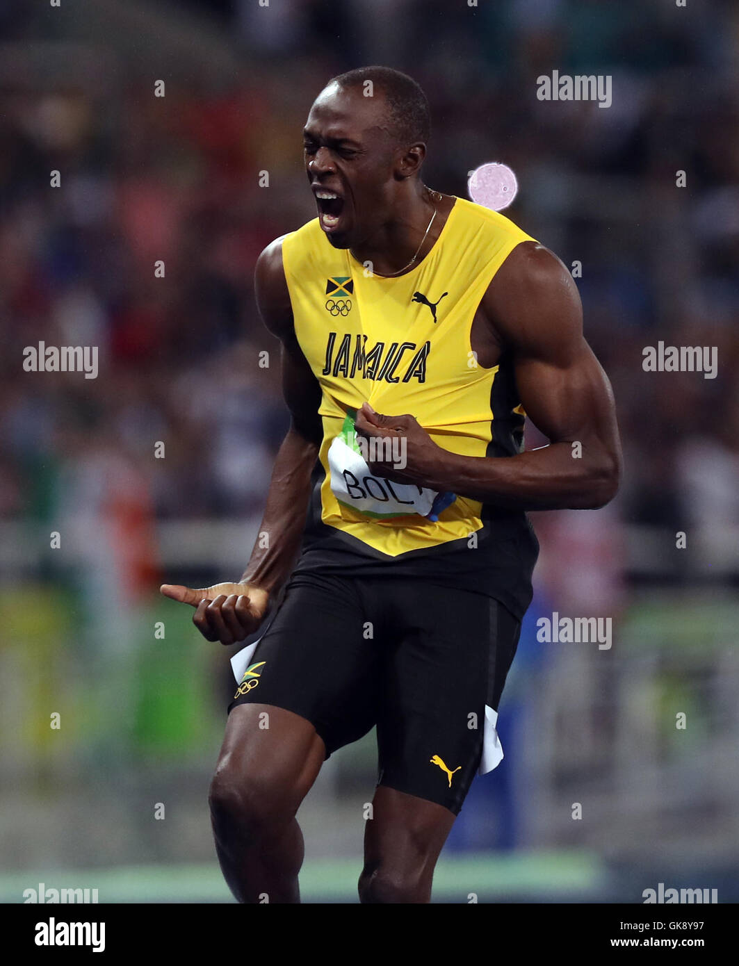 Jamaikas Usain Bolt gewinnt die Männer 200m Finale im Olympiastadion am dreizehnten Tag der Olympischen Spiele in Rio, Brasilien. Stockfoto