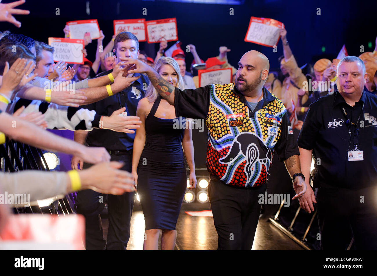 Sydney, Australien. 18. August 2016. Indigenen australischen Spieler Kyle Anderson (AUS) Spaziergänge an der Bühne für seinen Kampf gegen Raymond van Barneveld (NED) während der ersten Runde des Ladbrokes Sydney Dart Masters. Kyle Anderson gewann sein Match gegen Raymond van Barneveld 6-1 im Star Event Centre. Bildnachweis: Hugh Peterswald/Pacific Press/Alamy Live-Nachrichten Stockfoto