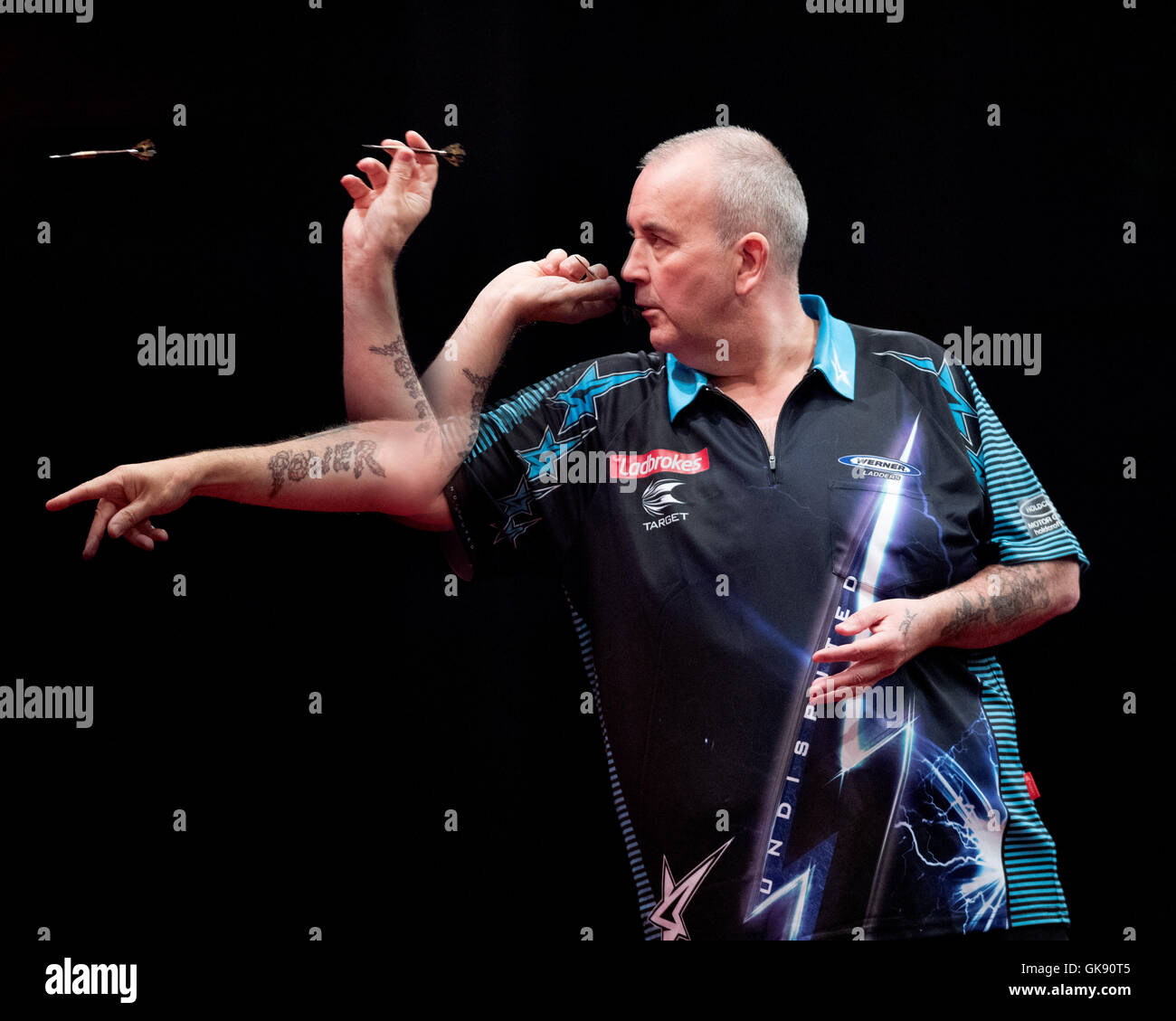 Sydney, Australien. 18. August 2016. Ein zusammengesetztes Bild von sechzehn Mal World Darts Champion Phil "The Power" Taylor (ENG) als er einen Schuss in seinem Match gegen Australier spielt star 21-j hrige Corey Cadby während der ersten Runde des Ladbrokes Sydney Dart Masters. Phil Taylor gewann sein Match gegen Corey Cadby 6-3 in der Star-Event-Center. Bildnachweis: Hugh Peterswald/Pacific Press/Alamy Live-Nachrichten Stockfoto