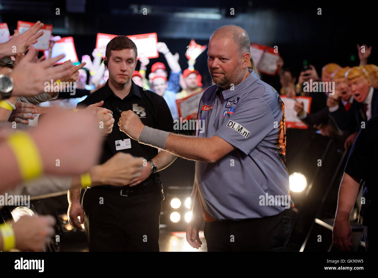 Sydney, Australien. 18. August 2016. Raymond van Barneveld (NED) Spaziergänge an der Bühne für seinen Kampf gegen indigene australische Spieler Kyle Anderson (AUS) in der ersten Runde der Ladbrokes Sydney Darts Meister. Kyle Anderson gewann sein Match gegen Raymond van Barneveld 6-1 im Star Event Centre. Bildnachweis: Hugh Peterswald/Pacific Press/Alamy Live-Nachrichten Stockfoto