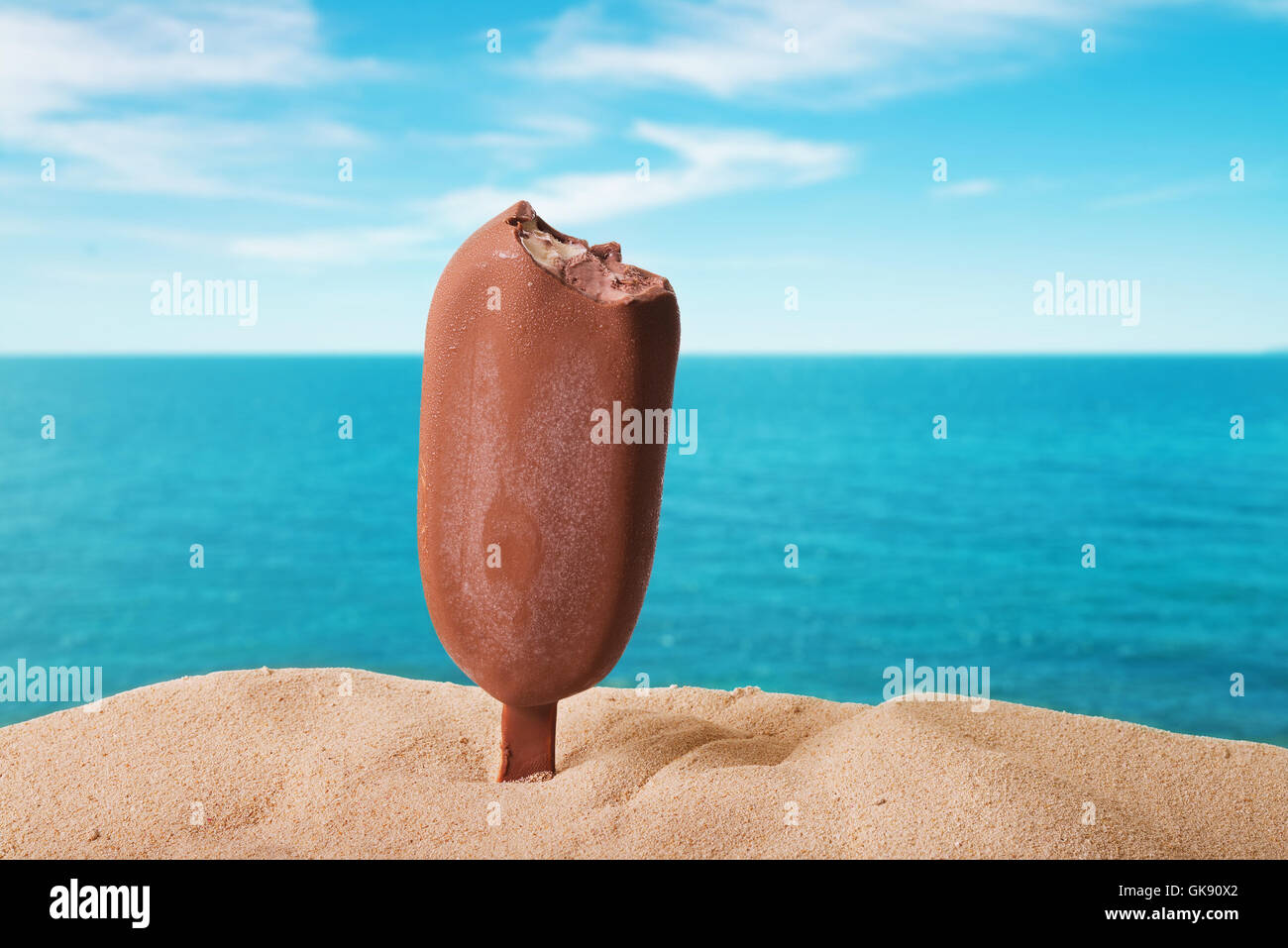 klassische Schokoladeneis mit Tropfen auf dem Strand Hintergrund Stockfoto