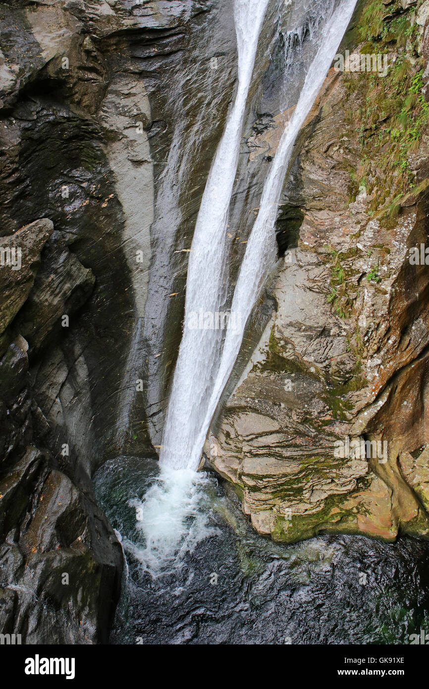 Hohen Wasserfall und Schwimmen Loch Luftbild Stockfoto