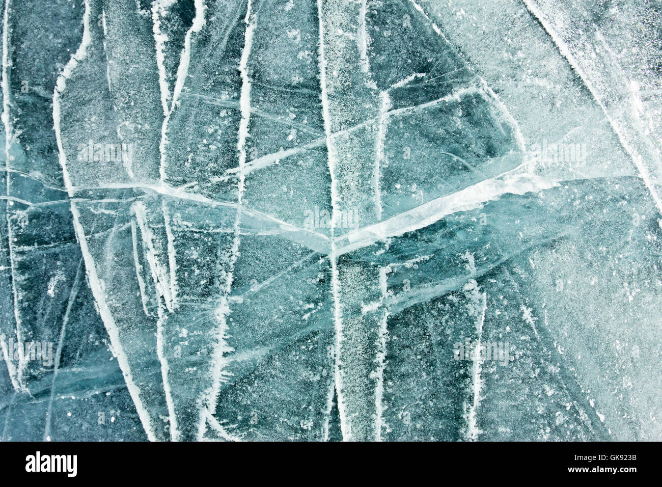 Das Muster der Risse auf dem blauen Eis des Baikalsees Stockfoto