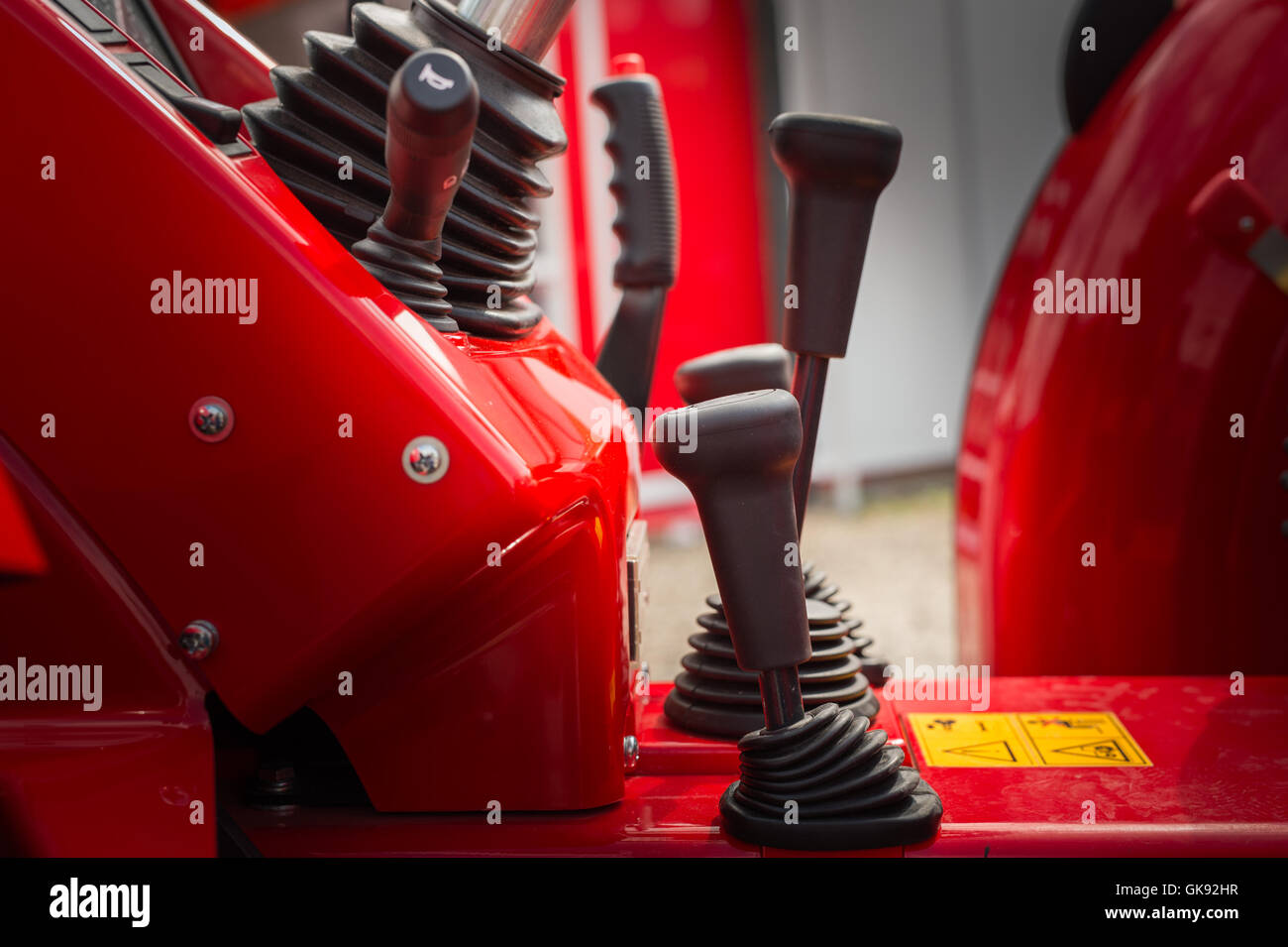 Nahaufnahme des Getriebe-Sticks auf roten Traktor Stockfoto