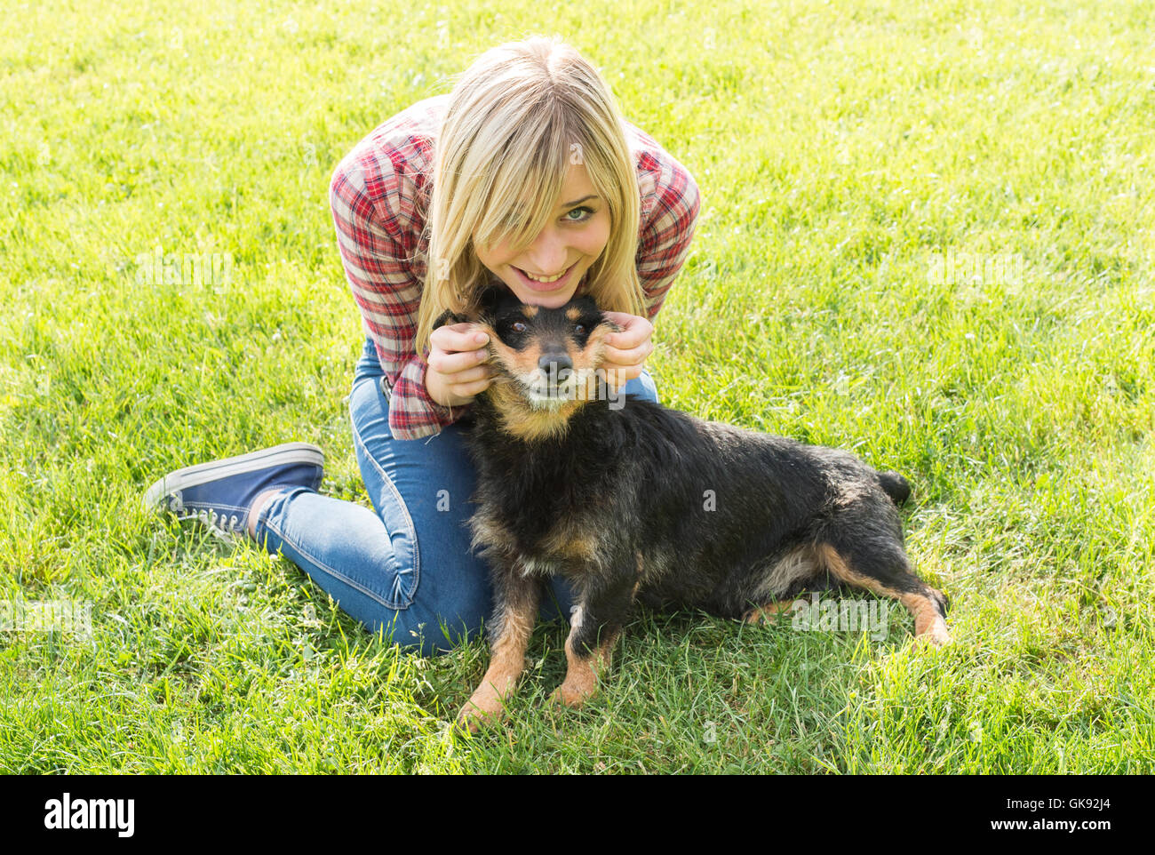 Teenager Mädchen und Hund Stockfoto